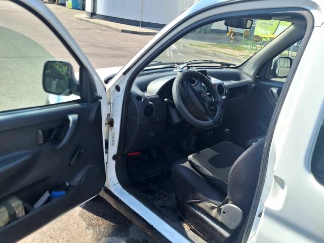 Белый Пежо Partner, объемом двигателя 1.6 л и пробегом 406 тыс. км за 3499 $, фото 7 на Automoto.ua