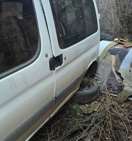 Белый Пежо Partner, объемом двигателя 1.6 л и пробегом 280 тыс. км за 2400 $, фото 2 на Automoto.ua