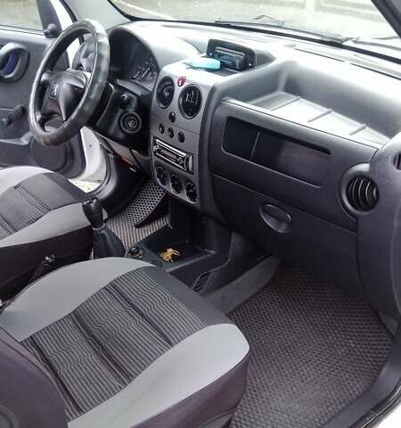 Белый Пежо Partner, объемом двигателя 1.4 л и пробегом 245 тыс. км за 4900 $, фото 12 на Automoto.ua