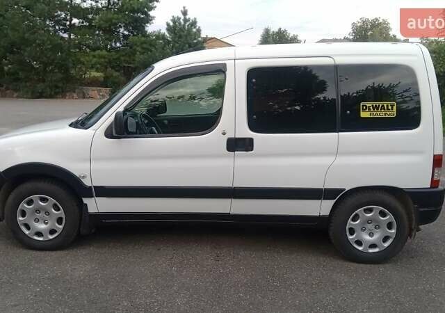 Белый Пежо Partner, объемом двигателя 1.4 л и пробегом 245 тыс. км за 4900 $, фото 3 на Automoto.ua