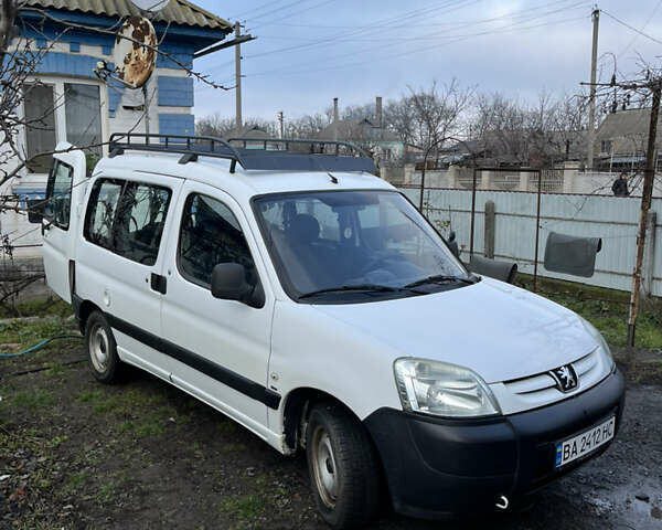 Белый Пежо Partner, объемом двигателя 1.56 л и пробегом 306 тыс. км за 4200 $, фото 1 на Automoto.ua