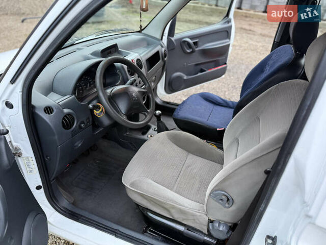 Білий Пежо Partner, об'ємом двигуна 1.6 л та пробігом 442 тис. км за 4750 $, фото 23 на Automoto.ua