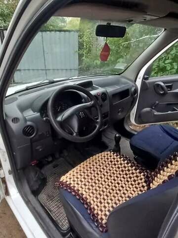 Белый Пежо Partner, объемом двигателя 1.56 л и пробегом 256 тыс. км за 3500 $, фото 5 на Automoto.ua