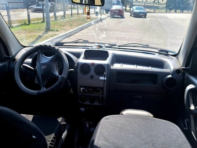 Белый Пежо Partner, объемом двигателя 1.6 л и пробегом 406 тыс. км за 3499 $, фото 4 на Automoto.ua