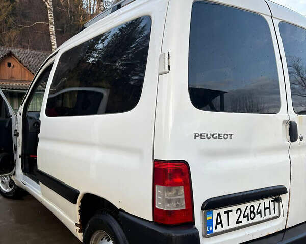 Белый Пежо Partner, объемом двигателя 1.6 л и пробегом 430 тыс. км за 3155 $, фото 1 на Automoto.ua
