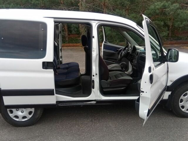 Белый Пежо Partner, объемом двигателя 1.4 л и пробегом 245 тыс. км за 4300 $, фото 10 на Automoto.ua