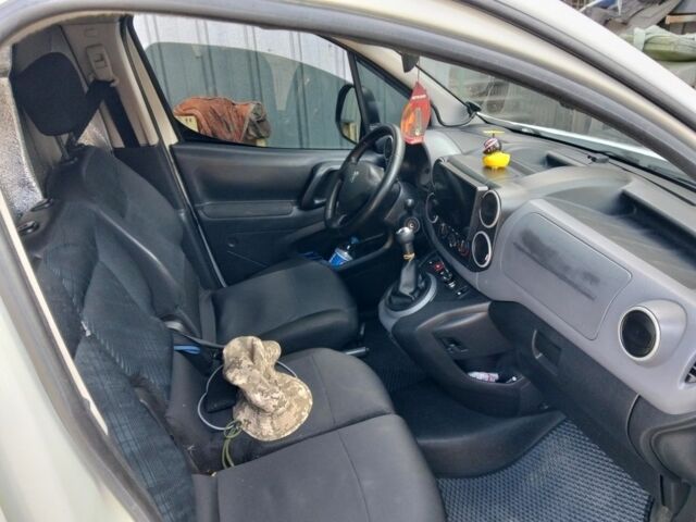 Белый Пежо Partner, объемом двигателя 1.6 л и пробегом 388 тыс. км за 4800 $, фото 3 на Automoto.ua