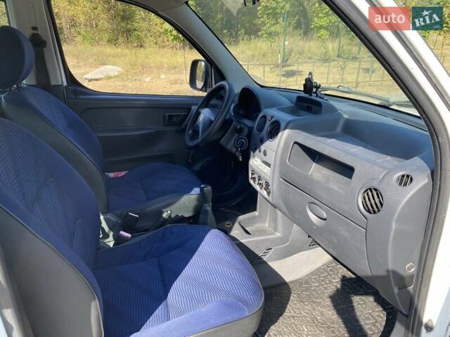 Белый Пежо Partner, объемом двигателя 1.4 л и пробегом 150 тыс. км за 4500 $, фото 9 на Automoto.ua