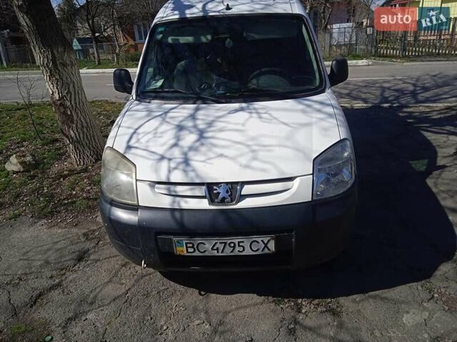 Белый Пежо Partner, объемом двигателя 1.6 л и пробегом 310 тыс. км за 3599 $, фото 1 на Automoto.ua