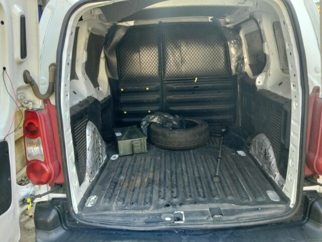 Белый Пежо Partner, объемом двигателя 1.6 л и пробегом 388 тыс. км за 4800 $, фото 6 на Automoto.ua