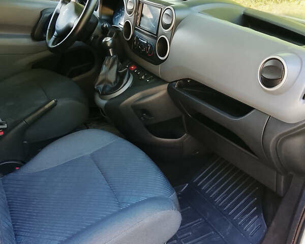 Белый Пежо Partner, объемом двигателя 1.56 л и пробегом 288 тыс. км за 5900 $, фото 9 на Automoto.ua