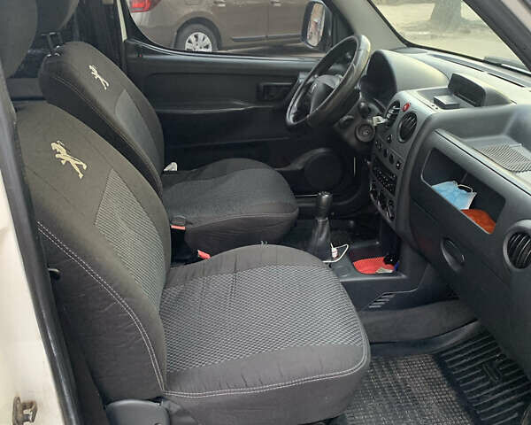 Белый Пежо Partner, объемом двигателя 1.56 л и пробегом 177 тыс. км за 4700 $, фото 5 на Automoto.ua