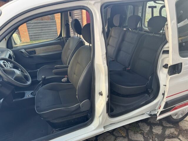 Белый Пежо Partner, объемом двигателя 1.6 л и пробегом 250 тыс. км за 4300 $, фото 7 на Automoto.ua