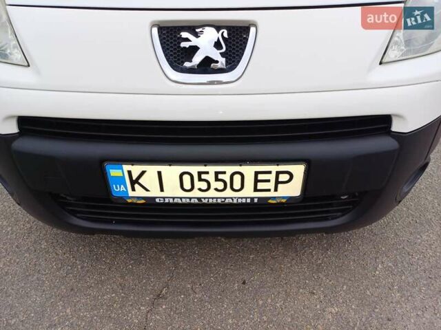 Белый Пежо Partner, объемом двигателя 1.6 л и пробегом 246 тыс. км за 6800 $, фото 22 на Automoto.ua