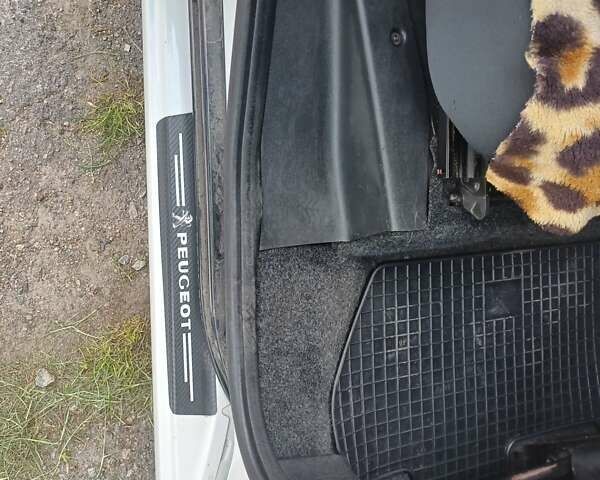 Белый Пежо Partner, объемом двигателя 1.6 л и пробегом 246 тыс. км за 6800 $, фото 10 на Automoto.ua