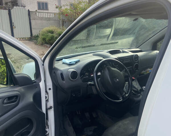 Белый Пежо Partner, объемом двигателя 1.56 л и пробегом 250 тыс. км за 5100 $, фото 7 на Automoto.ua