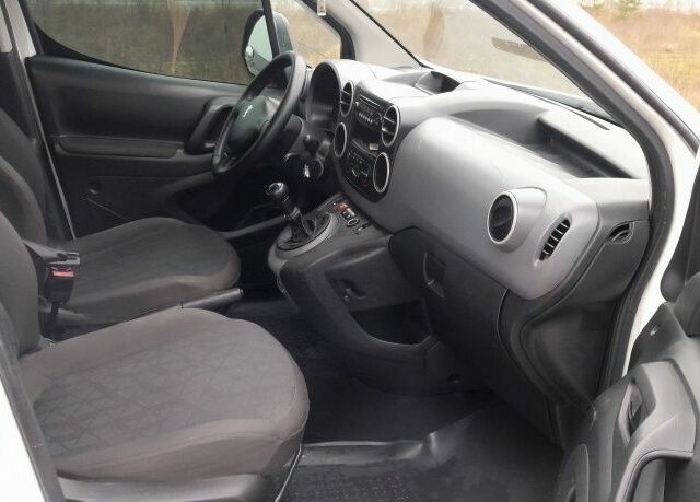 Белый Пежо Partner, объемом двигателя 1.6 л и пробегом 230 тыс. км за 5700 $, фото 5 на Automoto.ua