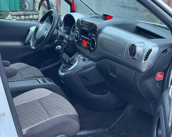 Белый Пежо Partner, объемом двигателя 1.56 л и пробегом 119 тыс. км за 7300 $, фото 18 на Automoto.ua