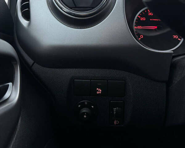 Белый Пежо Partner, объемом двигателя 1.56 л и пробегом 119 тыс. км за 7300 $, фото 5 на Automoto.ua