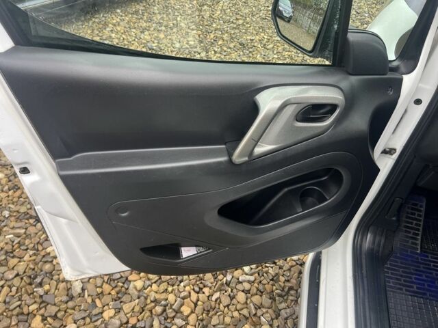 Белый Пежо Partner, объемом двигателя 1.6 л и пробегом 208 тыс. км за 6999 $, фото 6 на Automoto.ua