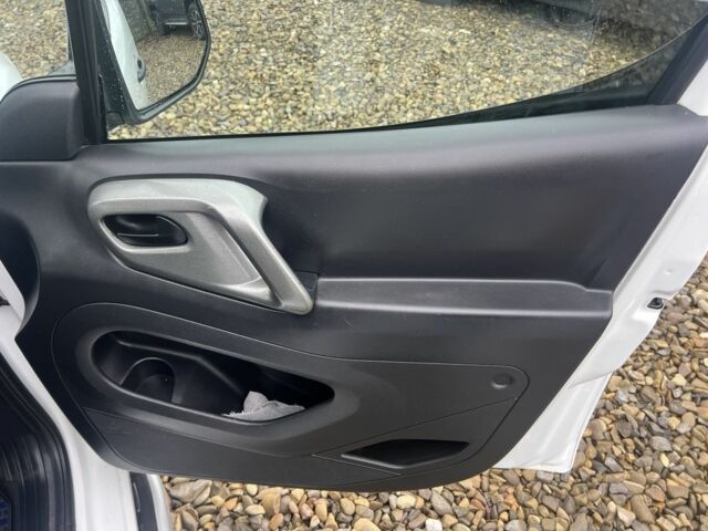 Белый Пежо Partner, объемом двигателя 1.6 л и пробегом 208 тыс. км за 6999 $, фото 8 на Automoto.ua