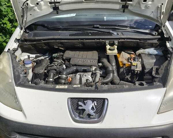 Белый Пежо Partner, объемом двигателя 1.56 л и пробегом 498 тыс. км за 5800 $, фото 29 на Automoto.ua