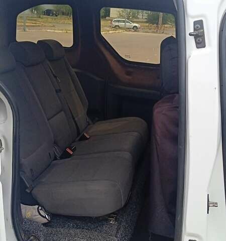 Белый Пежо Partner, объемом двигателя 1.56 л и пробегом 294 тыс. км за 4100 $, фото 19 на Automoto.ua