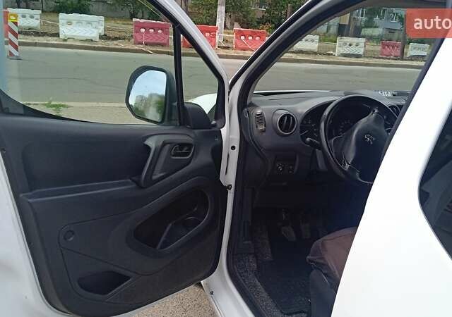 Белый Пежо Partner, объемом двигателя 1.56 л и пробегом 294 тыс. км за 4100 $, фото 22 на Automoto.ua