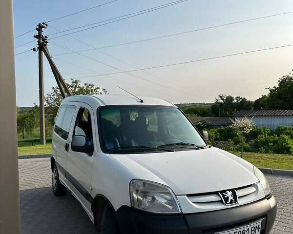 Белый Пежо Partner, объемом двигателя 1.6 л и пробегом 260 тыс. км за 2900 $, фото 11 на Automoto.ua