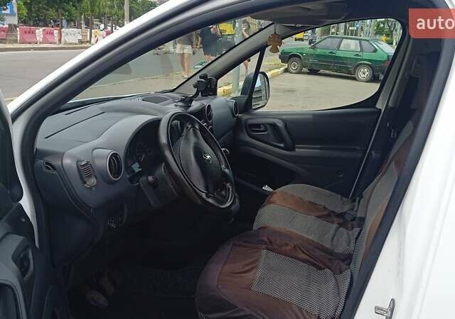 Белый Пежо Partner, объемом двигателя 1.56 л и пробегом 294 тыс. км за 4100 $, фото 7 на Automoto.ua