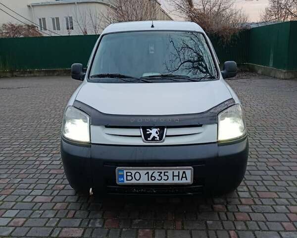 Белый Пежо Partner, объемом двигателя 1.6 л и пробегом 220 тыс. км за 4850 $, фото 1 на Automoto.ua