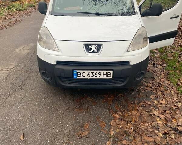 Белый Пежо Partner, объемом двигателя 1.6 л и пробегом 320 тыс. км за 5393 $, фото 3 на Automoto.ua