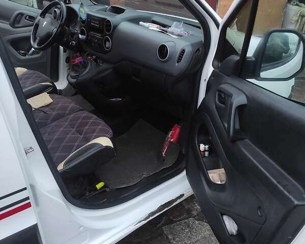 Белый Пежо Partner, объемом двигателя 1.56 л и пробегом 498 тыс. км за 5800 $, фото 4 на Automoto.ua