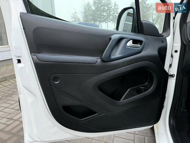 Белый Пежо Partner, объемом двигателя 1.6 л и пробегом 212 тыс. км за 8900 $, фото 24 на Automoto.ua