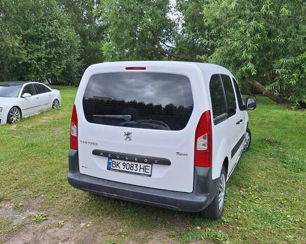 Белый Пежо Partner, объемом двигателя 1.56 л и пробегом 275 тыс. км за 6700 $, фото 4 на Automoto.ua