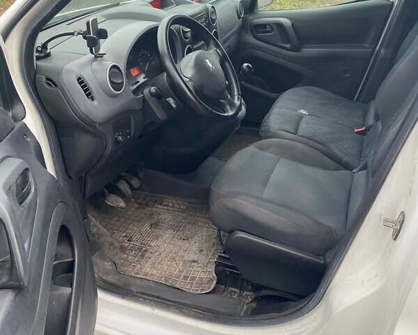 Белый Пежо Partner, объемом двигателя 1.6 л и пробегом 320 тыс. км за 5393 $, фото 6 на Automoto.ua