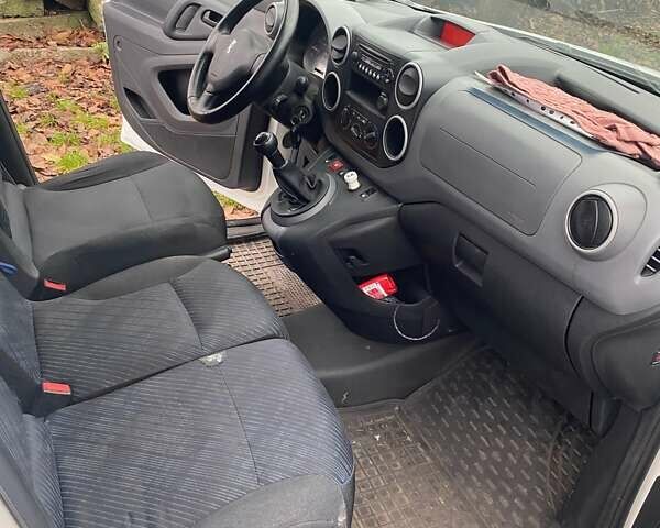 Белый Пежо Partner, объемом двигателя 1.6 л и пробегом 320 тыс. км за 5393 $, фото 2 на Automoto.ua