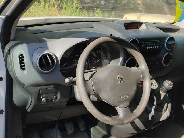 Белый Пежо Partner, объемом двигателя 1.6 л и пробегом 180 тыс. км за 4184 $, фото 4 на Automoto.ua