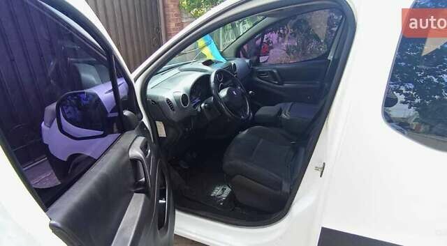 Белый Пежо Partner, объемом двигателя 1.56 л и пробегом 244 тыс. км за 5800 $, фото 12 на Automoto.ua