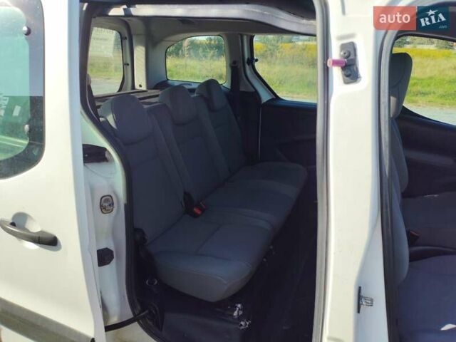 Белый Пежо Partner, объемом двигателя 1.56 л и пробегом 402 тыс. км за 5200 $, фото 8 на Automoto.ua