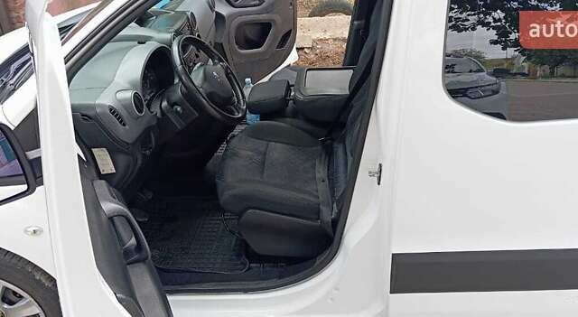 Белый Пежо Partner, объемом двигателя 1.56 л и пробегом 244 тыс. км за 5800 $, фото 17 на Automoto.ua