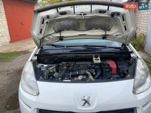 Белый Пежо Partner, объемом двигателя 1.56 л и пробегом 192 тыс. км за 8000 $, фото 3 на Automoto.ua