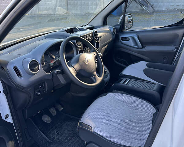 Белый Пежо Partner, объемом двигателя 1.6 л и пробегом 202 тыс. км за 8499 $, фото 10 на Automoto.ua