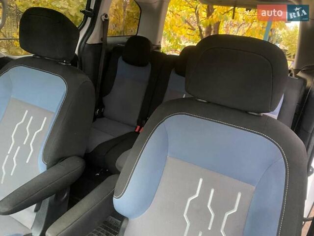 Белый Пежо Partner, объемом двигателя 1.56 л и пробегом 192 тыс. км за 8000 $, фото 9 на Automoto.ua