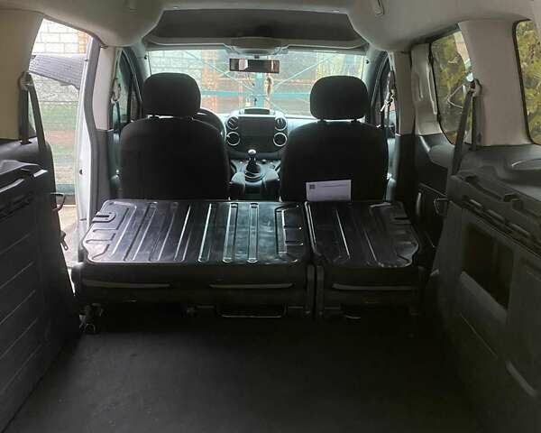 Белый Пежо Partner, объемом двигателя 1.56 л и пробегом 192 тыс. км за 8000 $, фото 13 на Automoto.ua