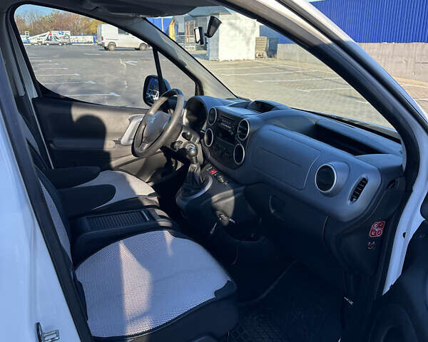 Белый Пежо Partner, объемом двигателя 1.6 л и пробегом 202 тыс. км за 8499 $, фото 12 на Automoto.ua