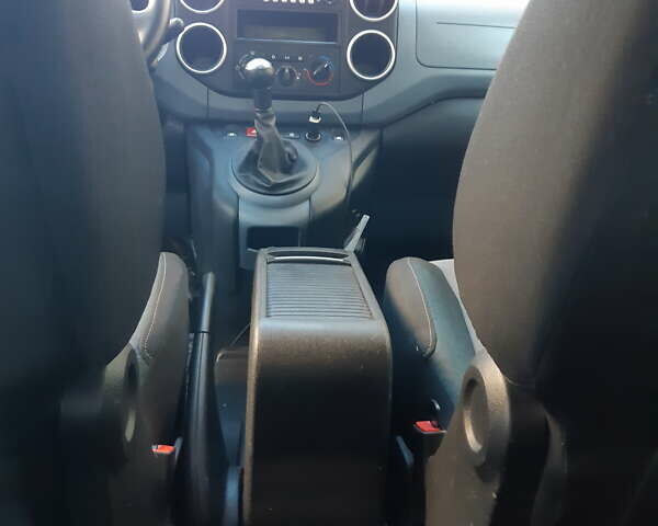 Белый Пежо Partner, объемом двигателя 1.56 л и пробегом 254 тыс. км за 8500 $, фото 11 на Automoto.ua