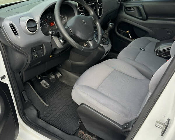 Белый Пежо Partner, объемом двигателя 1.56 л и пробегом 282 тыс. км за 6700 $, фото 14 на Automoto.ua