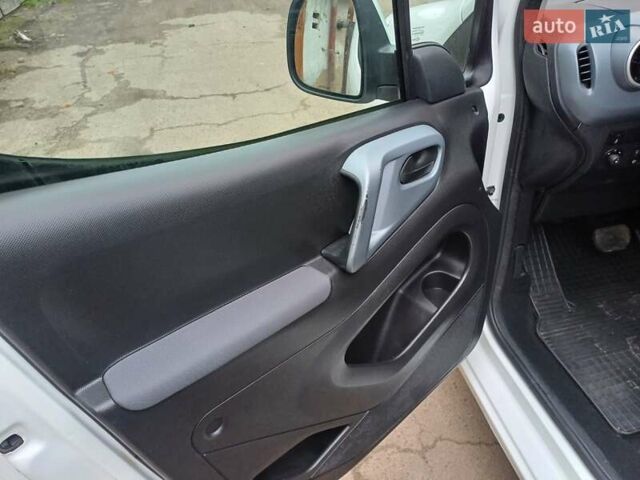 Белый Пежо Partner, объемом двигателя 1.56 л и пробегом 70 тыс. км за 7900 $, фото 24 на Automoto.ua