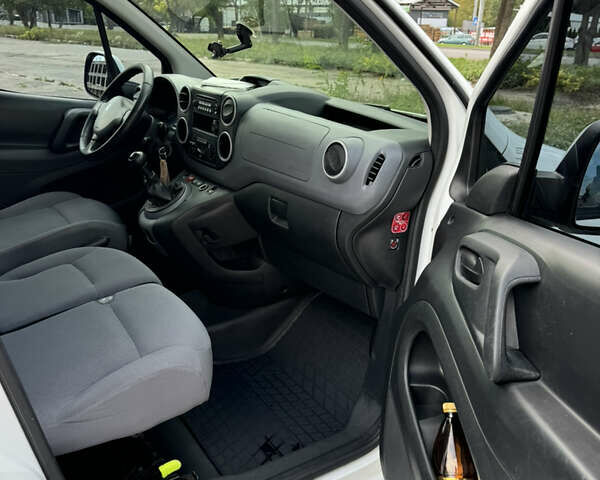 Белый Пежо Partner, объемом двигателя 1.56 л и пробегом 282 тыс. км за 6700 $, фото 7 на Automoto.ua